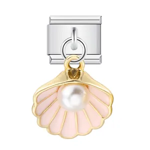 Détail d'un charm italien en forme de coquillage avec émail rose et perle blanche.