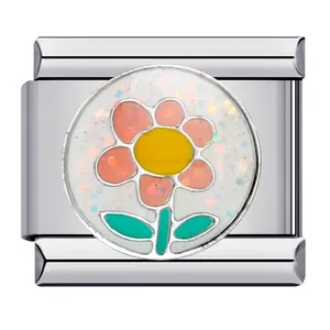 Dettaglio macro di una maglia per bracciale italiano in acciaio con motivo a fiori glitterati.