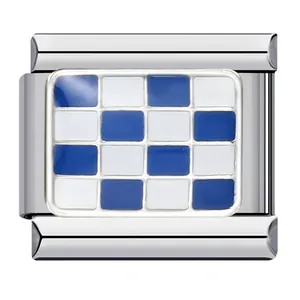Gros plan du charm en émail à damier bleu et blanc en acier inoxydable