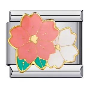 Dettaglio di charm italiano con fiori di ciliegio in smalto rosa e bianco per bracciale.