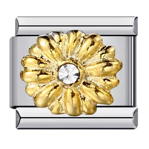 Vista macro dettagliata di un ciondolo a fiore in acciaio per bracciali modulari italiani