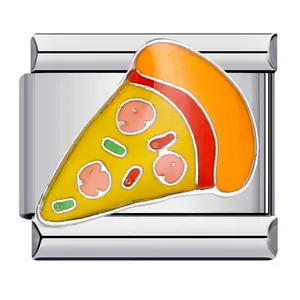 Close-up van een roestvrijstalen Italiaanse charm met een kleurrijk pizza-ontwerp