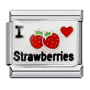Detalle de un eslabón de pulsera italiana de acero con diseño "I Love Strawberries".