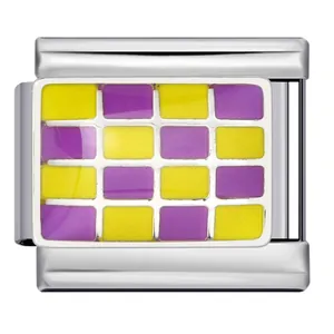 Gros plan d'un maillon de bracelet italien en acier à damier émaillé jaune et violet