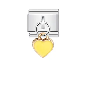 Détail d'un module de charme italien argenté avec un pendentif cœur en émail jaune