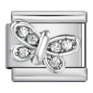 Vue détaillée d'une breloque papillon argentée avec cristaux pour bracelet italien.