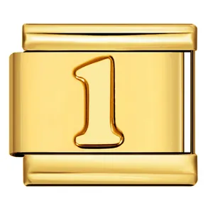 Dettaglio del charm italiano in acciaio dorato con il numero 1 inciso per bracciale