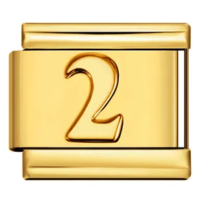 Dettaglio ravvicinato di una maglia per bracciale componibile in oro con il numero 2.