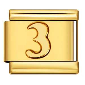 Dettaglio di un charm modulare in acciaio inossidabile dorato con il numero arabo 3