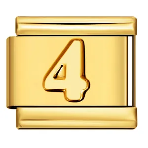 Primo piano del charm modulare numero 4 in acciaio inossidabile dorato per bracciale