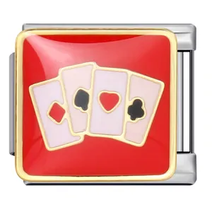 Gros plan du charm modulaire italien avec motif de cartes de poker sur fond rouge