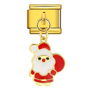 Macro dettaglio di un charm modulare italiano dorato con pendente a forma di Babbo Natale