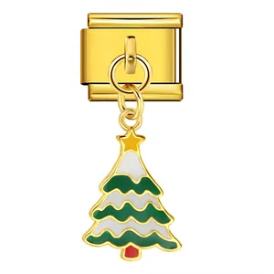 Vista dettagliata di un charm italiano dorato con pendente a forma di albero di Natale