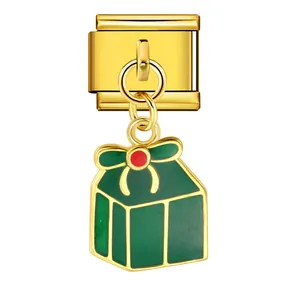 Dettaglio charm italiano dorato con pendente a forma di regalo di Natale verde