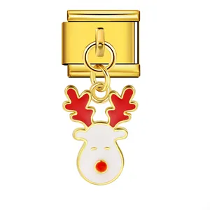 Dettaglio di un ciondolo renna di Natale su una maglia per bracciale Italian Charm