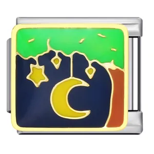 Gros plan d'un charm modulaire italien avec un motif émaillé de lune et de ciel nocturne