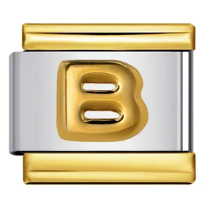 Dettaglio charm lettera B dorata per maglie di bracciale modulare tipo italiano