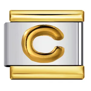 Dettaglio di un modulo per bracciale italiano in acciaio con lettera C oro