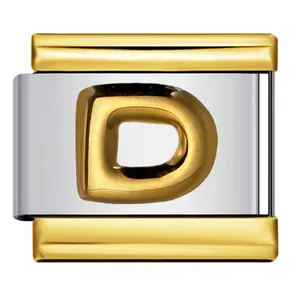 Dettaglio maglia bracciale componibile italiano in acciaio con lettera D dorata