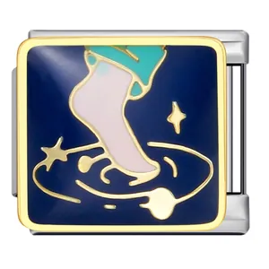Détail d'un lien de bracelet italien en acier avec motif de pied en émail bleu nuit