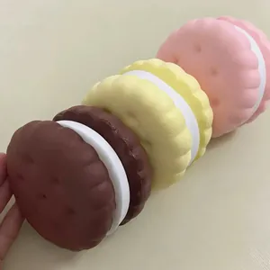 Primer plano de tres juguetes squishy de macarrón de subida lenta apilados juntos.
