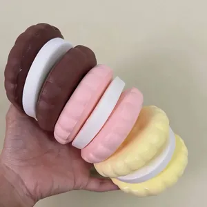 Vista detallada de squishies de macarrón apilables que muestra su textura suave