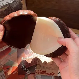 Primer plano de un juguete de galleta de sándwich de chocolate blando y suave