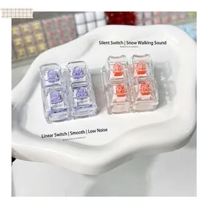 Gros plan de commutateurs de clavier mécanique colorés sur un plateau décoratif blanc