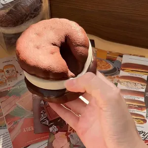 Detalle macro que muestra la textura suave de rebote lento de un squishy de sándwich.