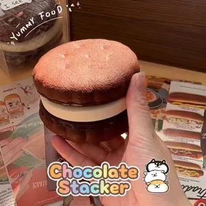 Juguete blando de macarrón gigante con capas de chocolate y crema para el estrés