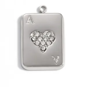 Vista detallada del corazón de diamantes en un colgante de As de Corazones de acero