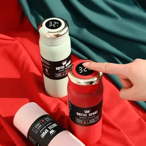 Detailopname van een slimme thermosflesdop met een digitaal LED-temperatuurdisplay