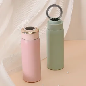 Detailweergave van vacuümgeïsoleerde fles met digitaal display en ringvormig handvat