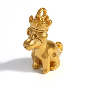 Detallado colgante de perro de acero inoxidable dorado con corona para joyería
