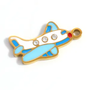 Detalle de un colgante de avión de acero inoxidable con esmalte azul y diamantes