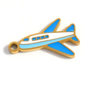 Detalle de un colgante de avión de esmalte azul y blanco con marco de acero inoxidable