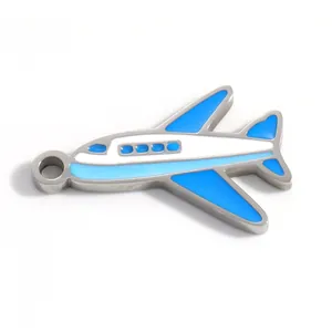 Detalle de un dije de avión de acero con esmalte azul para proyectos de joyería DIY.
