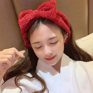 Fascia per capelli con fiocco rosso in peluche per lavaggio viso e trucco