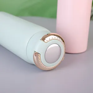 Close-up van de roségouden ringdeksel op een mintgroene vacuümgeïsoleerde drinkfles.