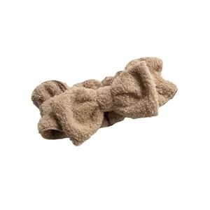 Fascia per capelli a fiocco in morbido peluche beige per lavaggio viso e trucco