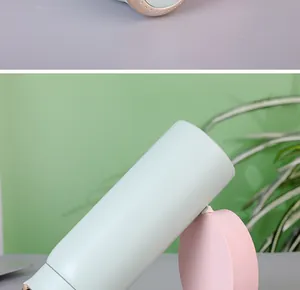 Detailweergave van een minimalistische mintgroene vacuümgeïsoleerde drinkfles