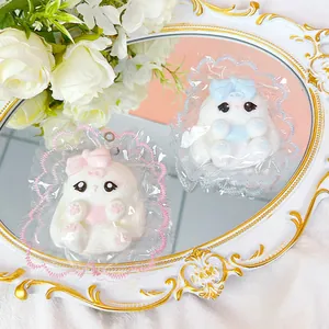 Détail de jouets relaxants en forme de lapin en silicone avec des nœuds de couleur
