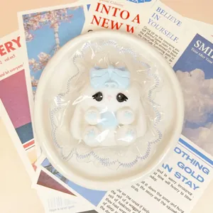 Détail d'un mignon jouet spongieux en silicone en forme de lapin blanc avec nœud