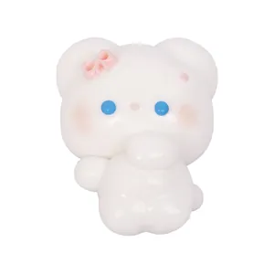 Gros plan d'un jouet antistress en silicone blanc avec un joli nœud rose détaillé