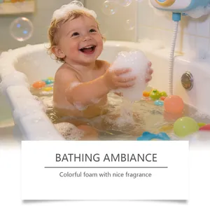 Glückliches Baby spielt mit reichhaltigem Schaum aus bunten Badebomben in der Wanne
