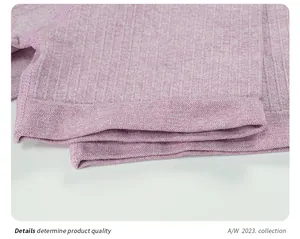 Macroweergave van de roze geribbelde stof met hoge elasticiteit en professionele stiksels