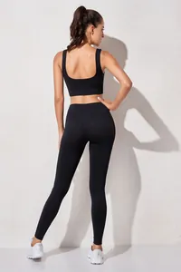 Achteraanzicht van zwarte yogaset met de focus op geribbelde textuur en sportieve pasvorm.