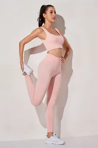 Detailweergave van een roze geribbelde yoga-set met hoge elasticiteit en snelle droging