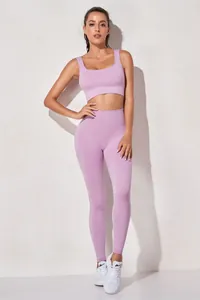 Volledig aanzicht van lavendelkleurige geribbelde yoga-set op een fitnessmodel