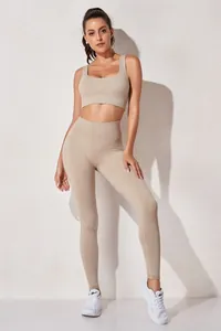 Beige geribbelde tweedelige yogaset met beha met vierkante hals en legging met hoge taille